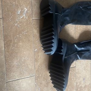 Brand new never worn. Boot is to big.
